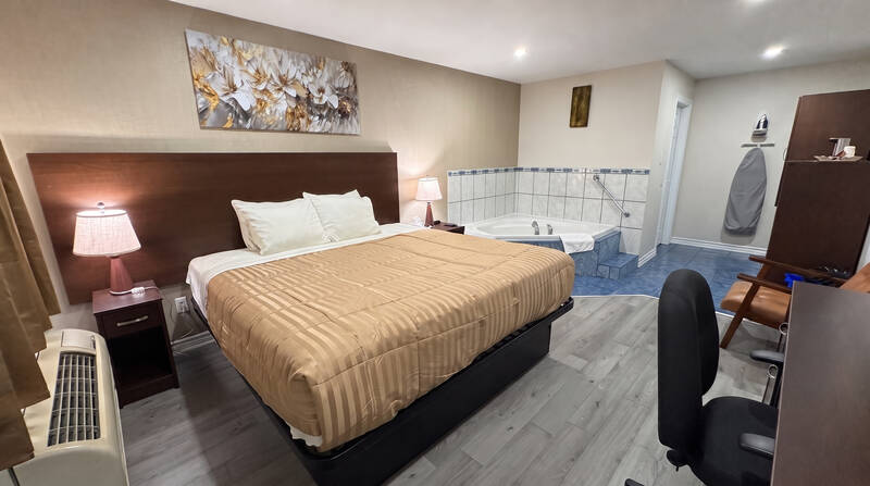 King Jacuzzi Suite