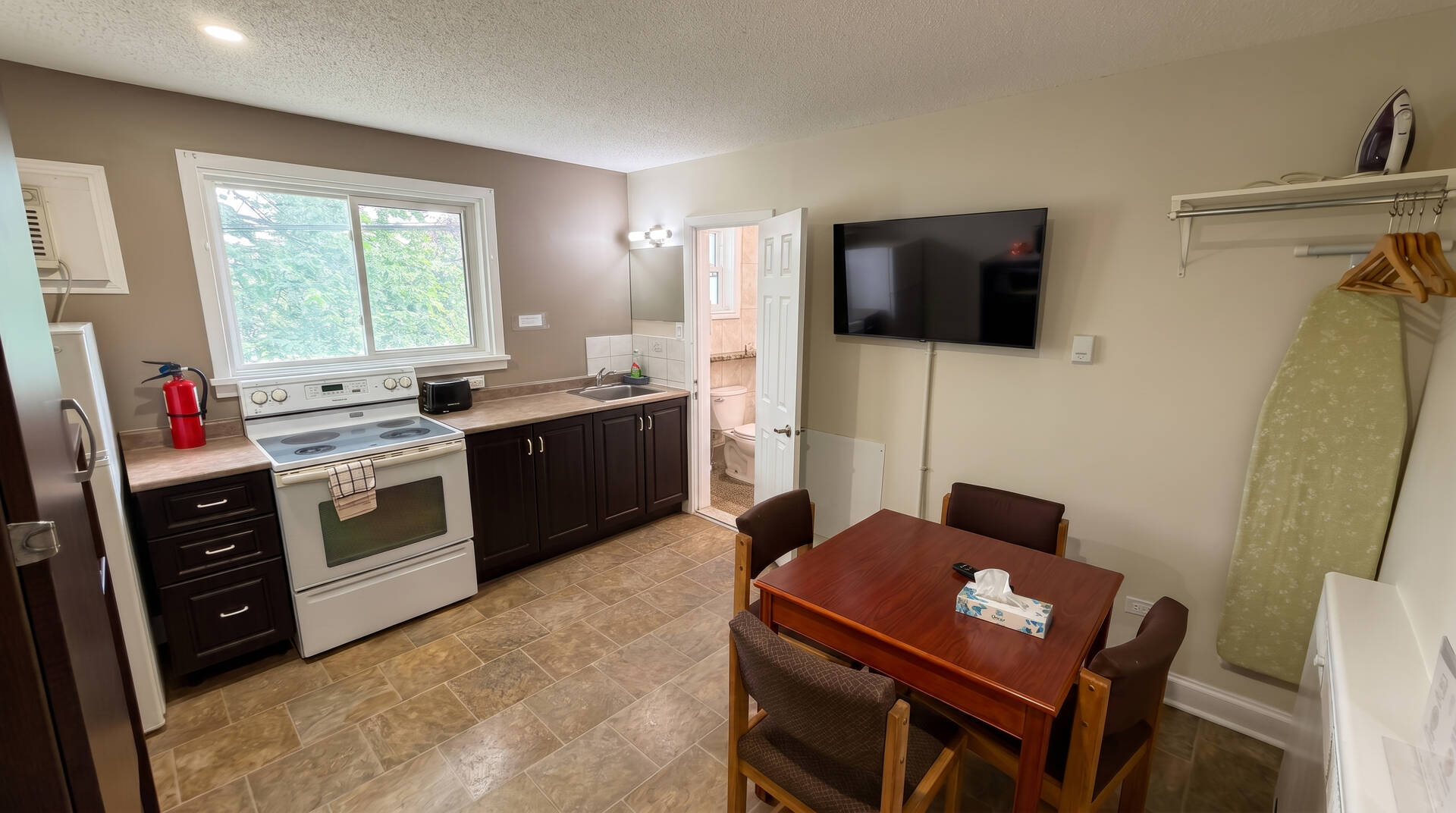 One Queen Bed & Kitchen at Perth Plaza Rooms & Suites