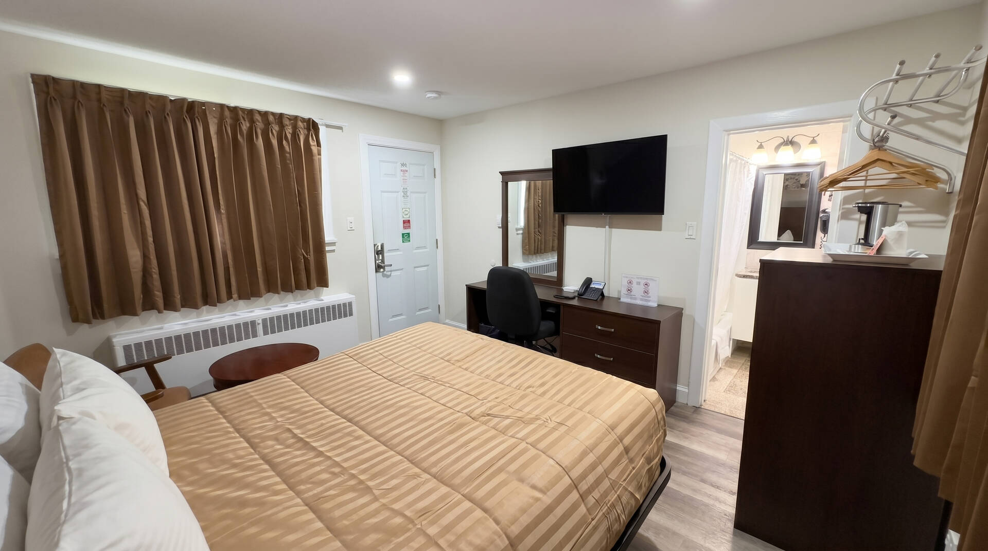 One Queen Bed, Pet Friendly at Perth Plaza Rooms & Suites